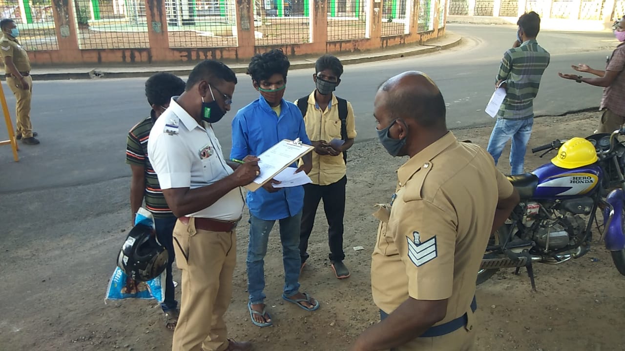 Dindigul female sub-inspector talking nonsense to the public!