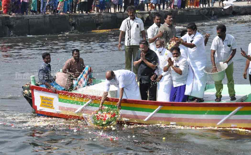 Minister Jayakumar paid homage by going to the boat and sprinkling flowers in the sea .. (Pictures)
