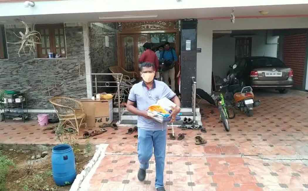 Anti-bribery raid at the home of the Assistant Director of the Mineral Resources Department ..