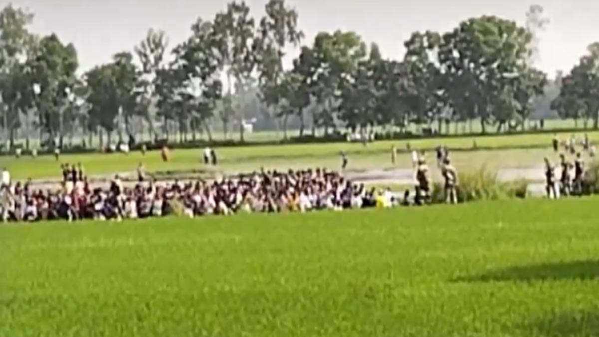 'Unbridled violence'- Bangladeshis flock to Indian border