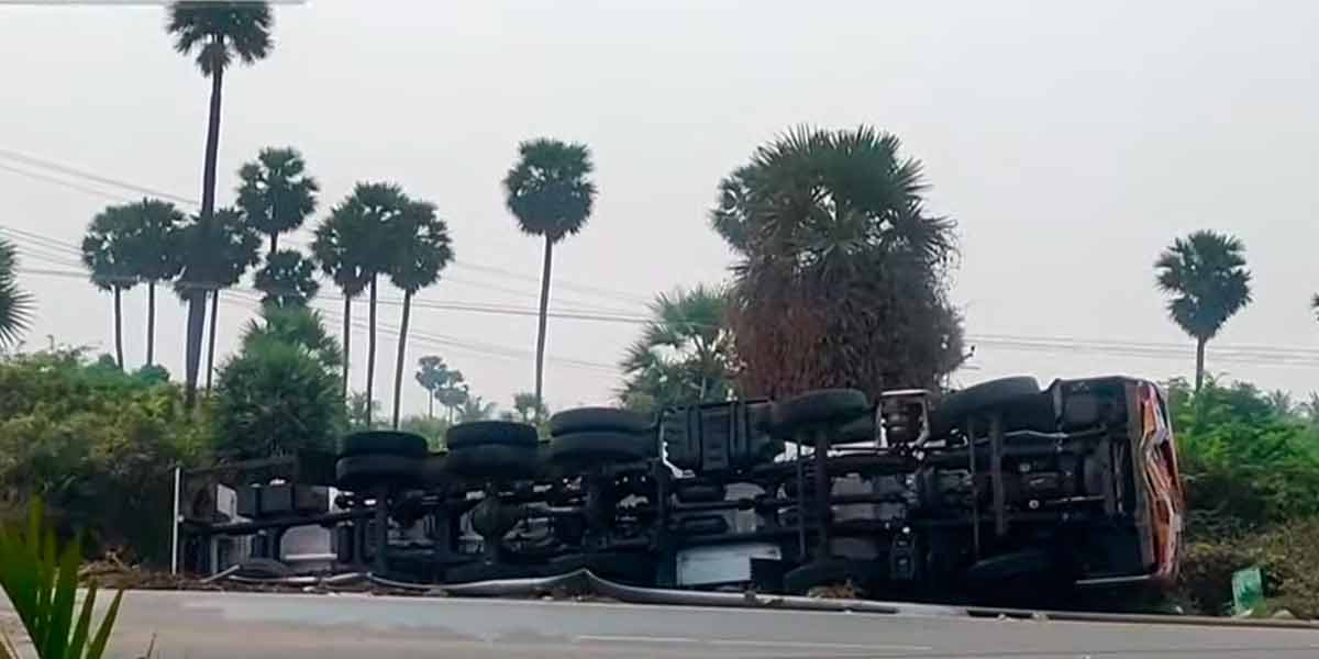 Ethanol lorry overturned accident; Prohibition of cell phone use!