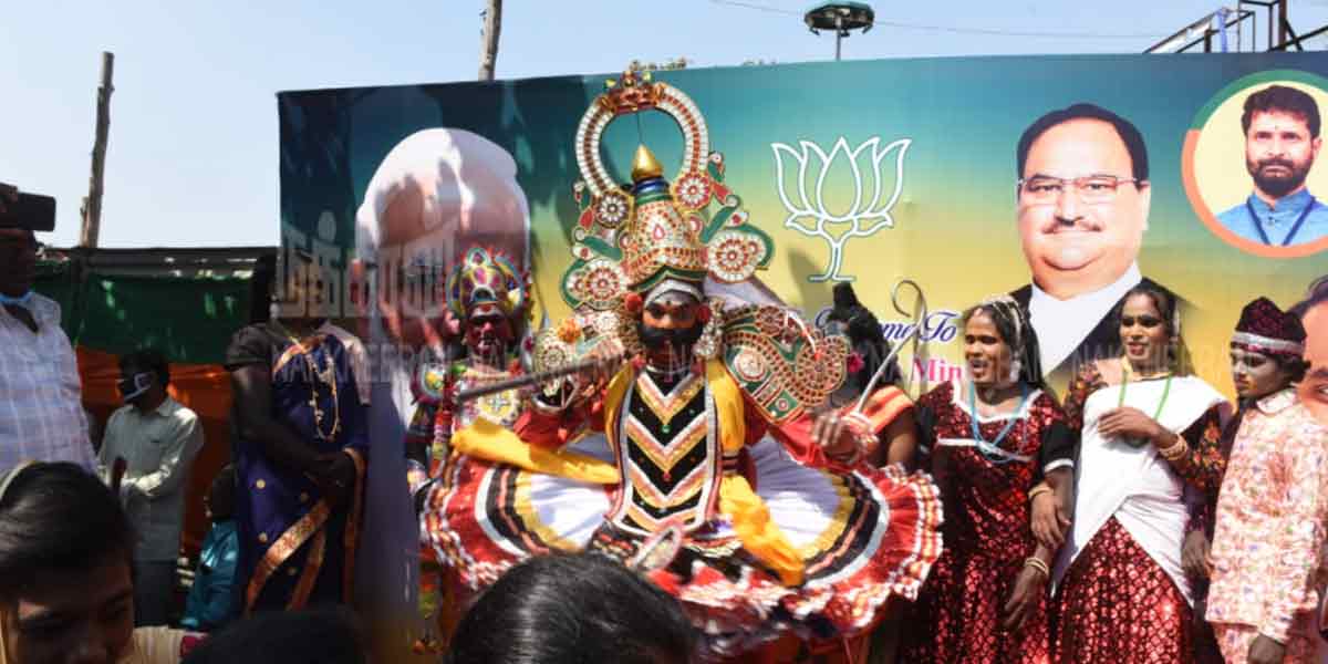 Welcome with art shows ... Modi signing from the car ... (Pictures)