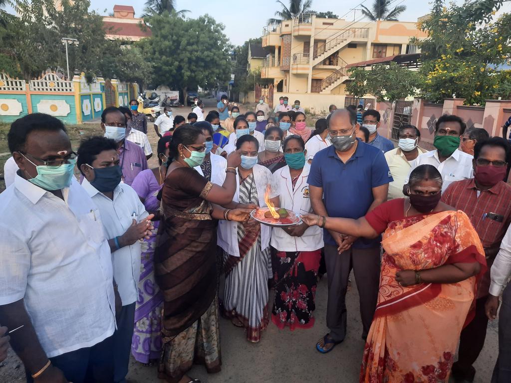 Doctor and nurses near Chidambaram, sprinkle poo, and greet them