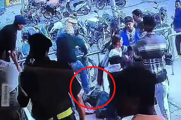 Old man who tragically Incident of in front of police at uttar pradesh