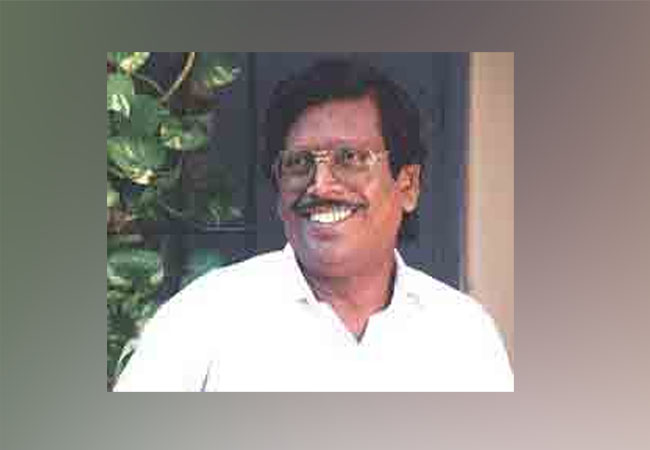 Kavivendar M. Mehta congratulates the internationally acclaimed Nakkeeran teacher!
