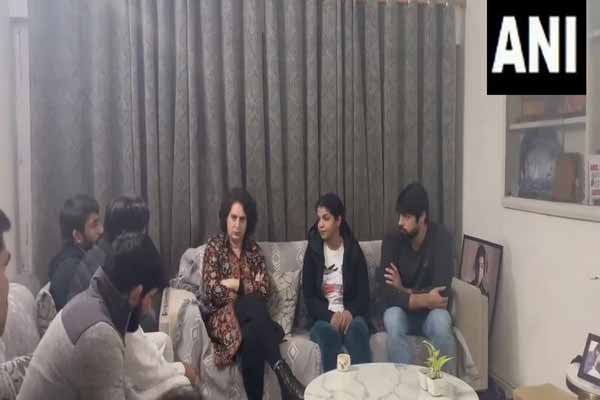 Wrestlers meet Priyanka Gandhi!