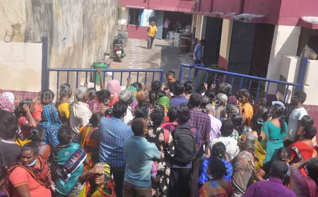 Crowds at ration shops: Pongal package distribution begins