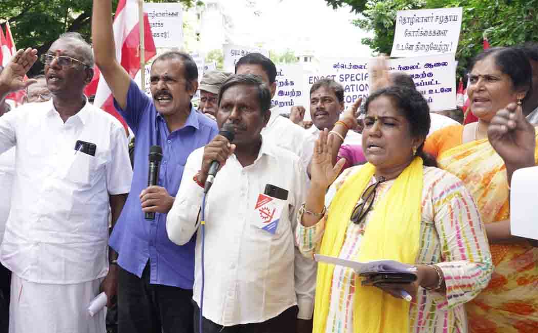 Demonstration to draw attention to the welfare of workers who have lost their jobs