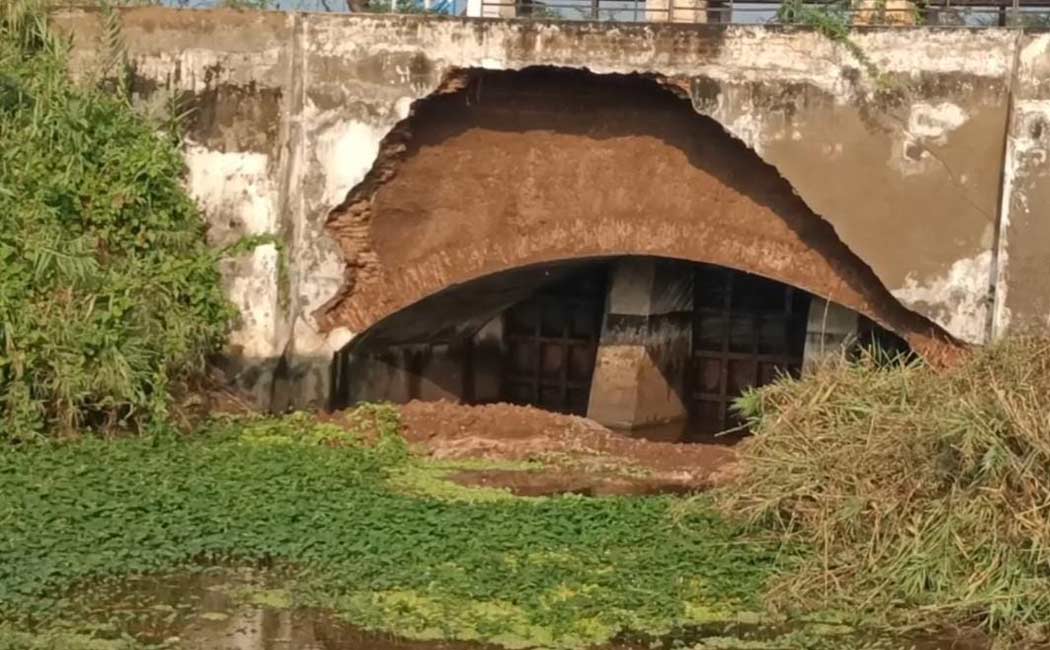 karur Cauvery small bridge has broken down affecting traffic