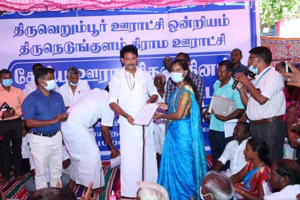 ADMK councilor to mount Chief Minister's greeting card Leadership in action!