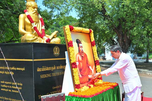 காவி உடை சர்ச்சை; திருவள்ளுவருக்கு ஆளுநர் ஆர்.என். ரவி மரியாதை! | nakkheeran