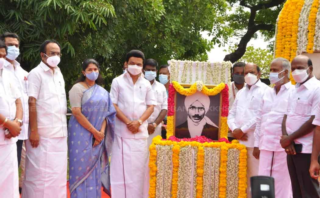 பாரதியார் நூற்றாண்டு நினைவு நாள்; மலர் தூவி மரியாதை செலுத்திய முதல்வர் ...