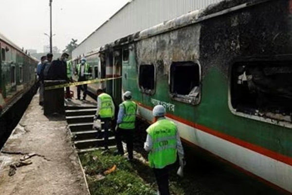 dare fuoco a un treno;  Purtroppo sono morte 4 persone
